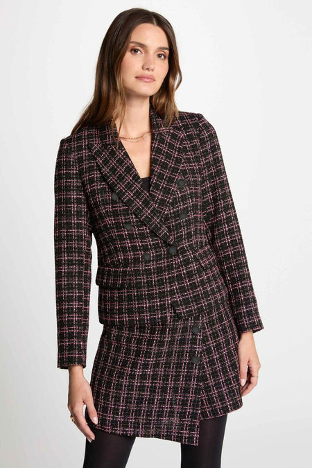 Multikleurige blazer van Morgan de Toi met zwart-roze ruitpatroon, met een gouden ketting.