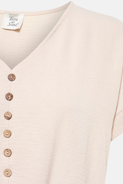 Beige T-shirt met korte mouwen van Terra di Siena, met decoratieve knopen, licht gekreukte textuur.