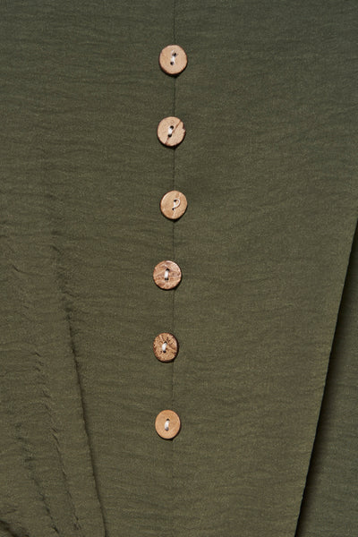 Groen T-shirt met korte mouwen van Terra di Siena met decoratieve houten knopen en subtiele textuur.