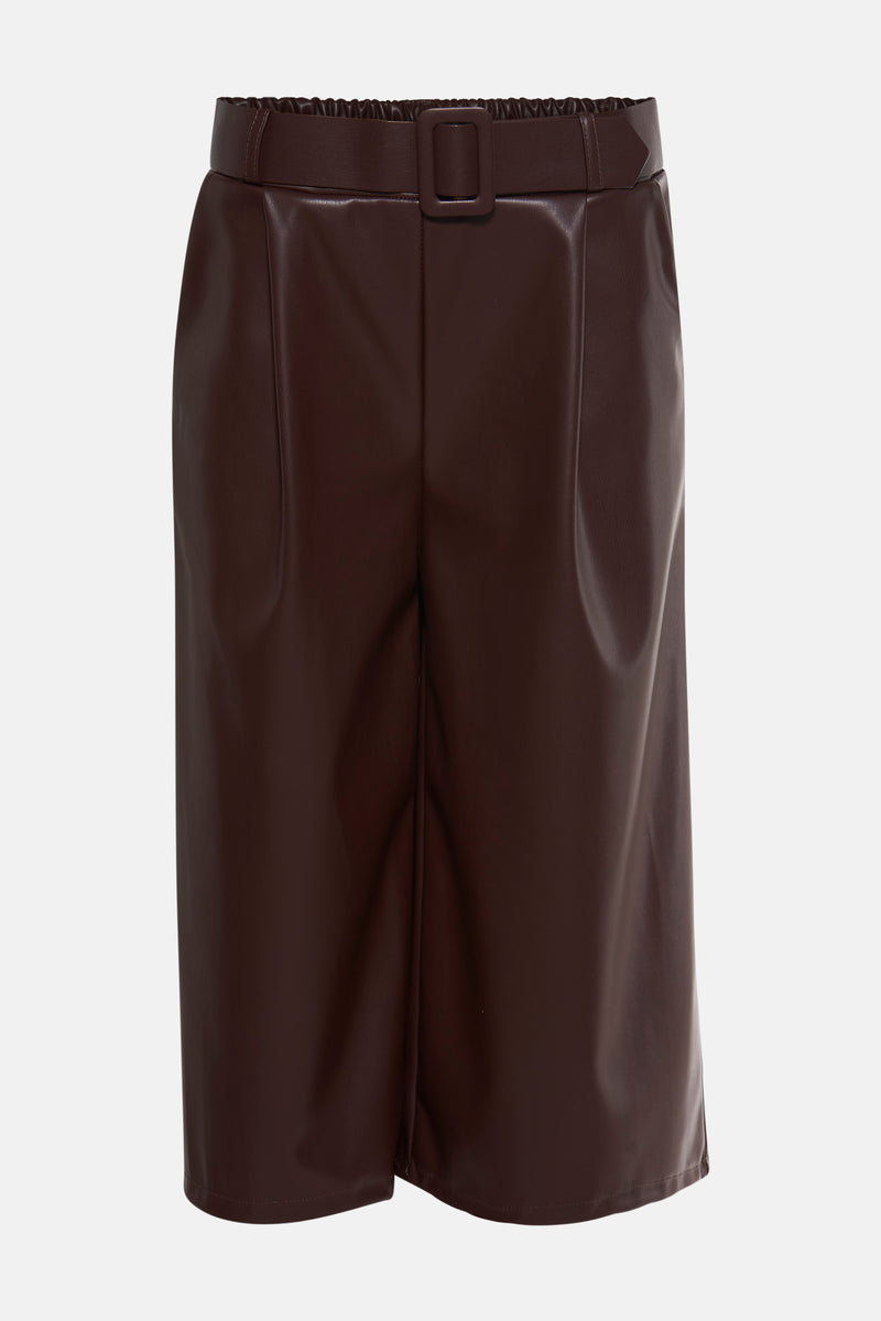 Bermuda en similicuir marron de Terra di Siena avec ceinture à boucle тон в тон.
