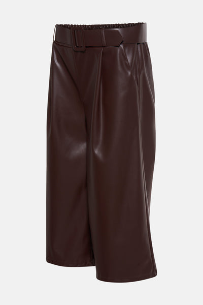 Bermuda marron effet cuir de Terra di Siena, avec ceinture ton sur ton à boucle.