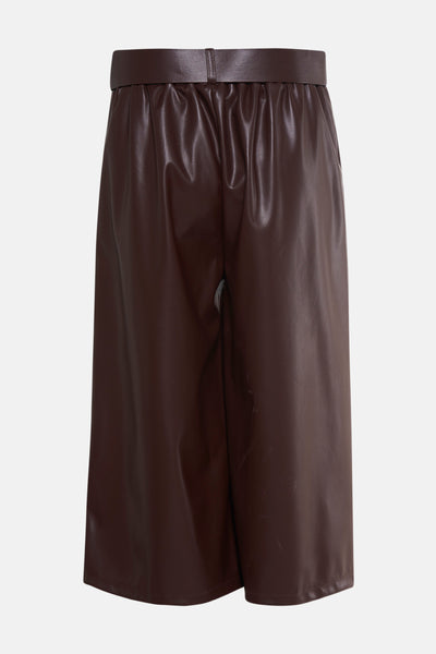 Bermuda en cuir marron de Terra di Siena, avec une ceinture à la taille et des plis.