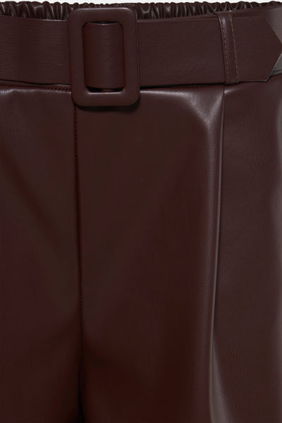 Bermuda marron de Terra di Siena, avec ceinture assortie à boucle carrée, en similicuir plissé.