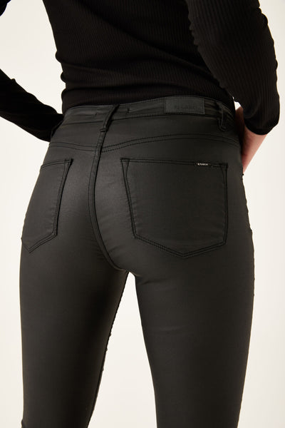 Zwarte skinny broek van GARCIA, met paspelzakken achter en een nauwsluitende pasvorm.