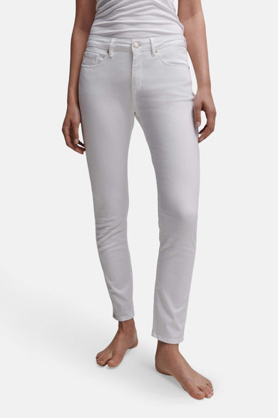 Witte skinny broek van OPUS, gedragen met een wit T-shirt, op een effen achtergrond.