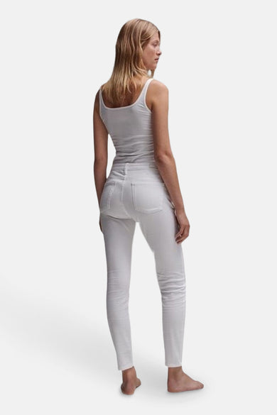 Witte broek van OPUS, gedragen met een effen tanktop, achtergezicht.