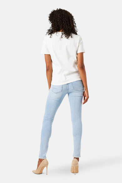 Slim jeans in lichtblauw denim van GARCIA, gedragen met een wit T-shirt en beige hoge hakken, achtergezicht.