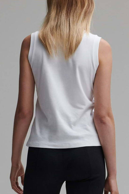 Débardeur blanc uni de OPUS, porté avec un pantalon noir, vue de dos.