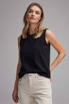 Débardeur noir by OPUS, porté avec un pantalon beige clair, sur fond gris neutre.
