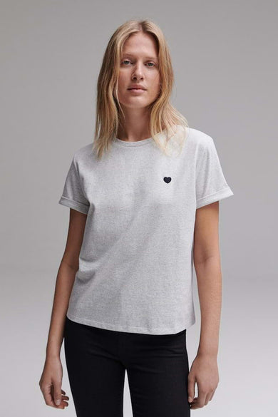 T-shirt gris à manches courtes de OPUS, avec un petit cœur noir discret.