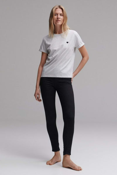 T-shirt gris à manches courtes uni de OPUS, avec un petit cœur noir.