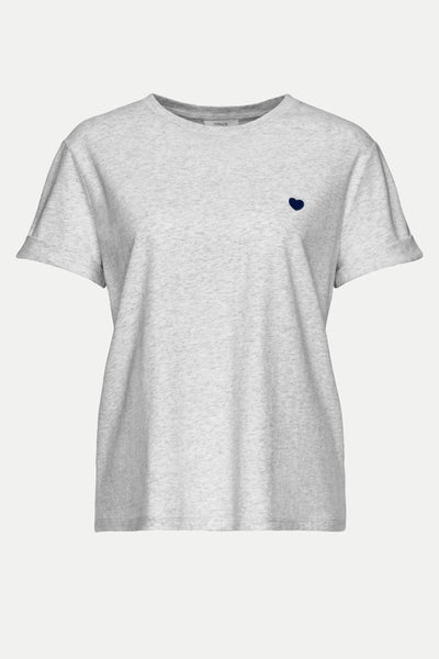 T-shirt gris chiné à manches courtes de OPUS, avec un petit cœur bleu marine sur la poitrine.