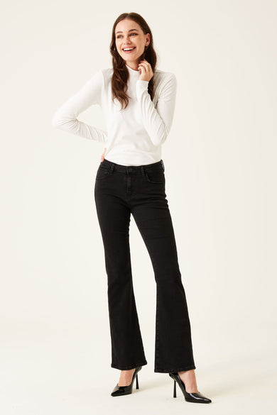 Zwarte flared jeans van GARCIA, gedragen met een wit T-shirt met lange mouwen en zwarte hakken.