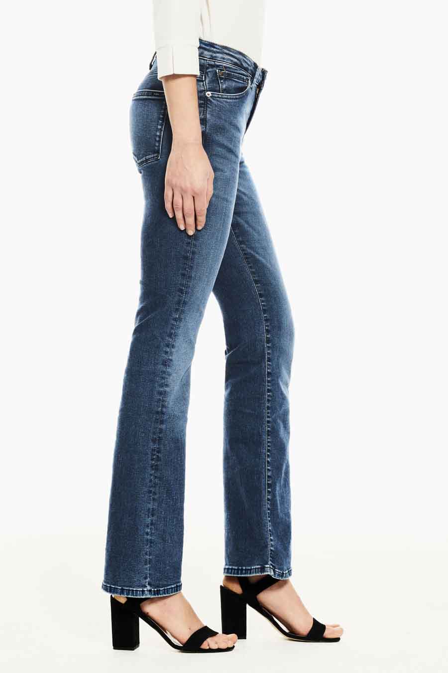 Jean évasé en denim bleu foncé de GARCIA, porté avec des sandales noires à talons, vue de côté.