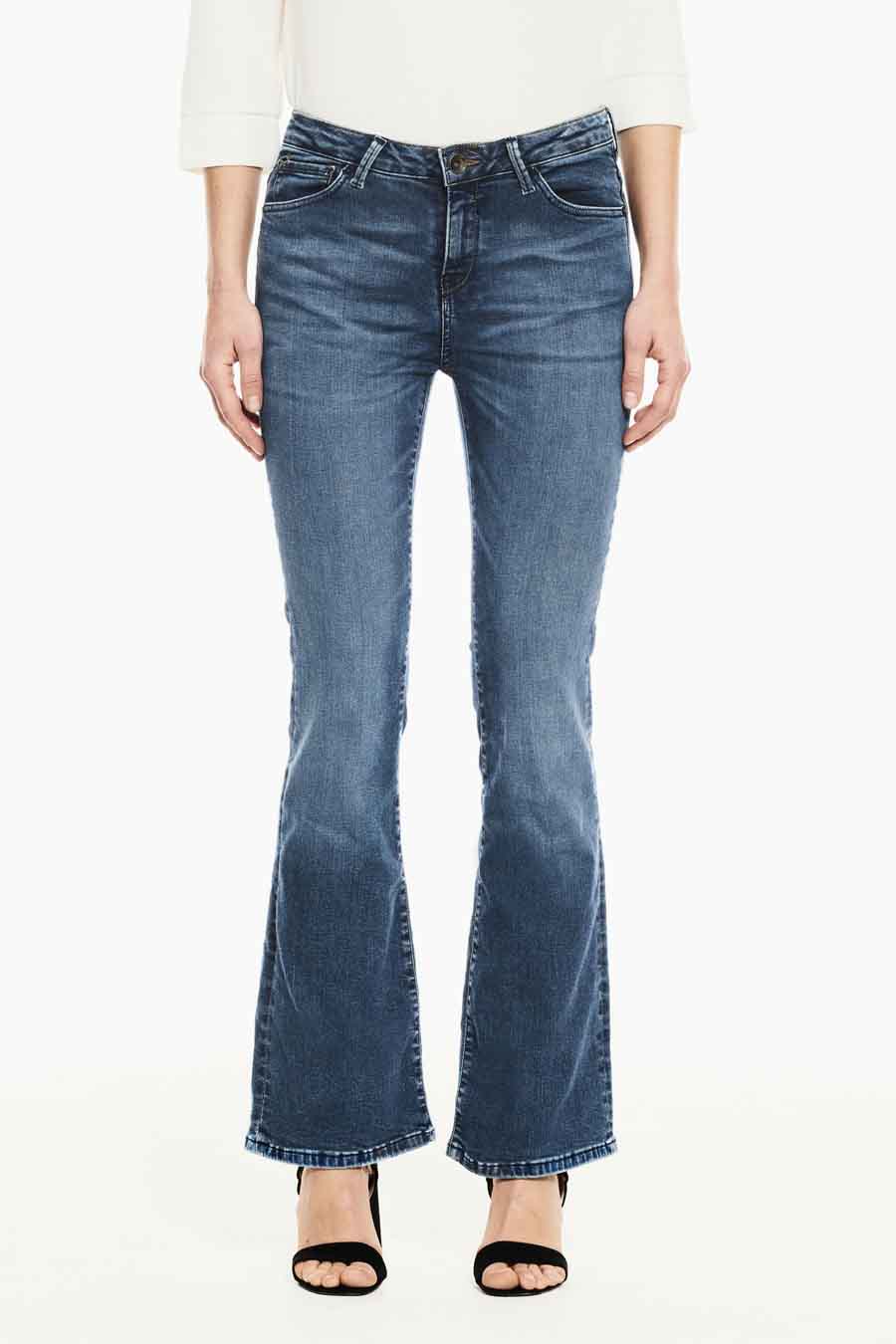 Jean évasé en denim bleu foncé de GARCIA, porté avec des sandales à talons noirs.