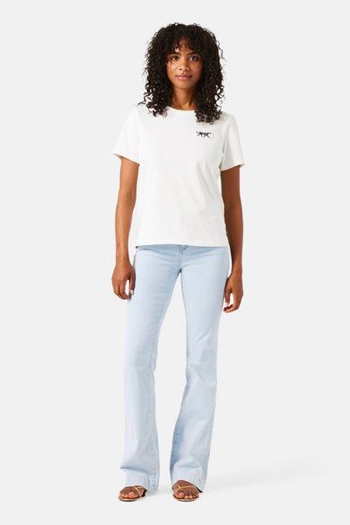 Lichtblauwe bootcut jeans van GARCIA, gedragen met een wit T-shirt met print.
