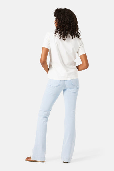 Bootcut jeans in lichtblauw denim van GARCIA, gedragen met een wit T-shirt en gouden sandalen.