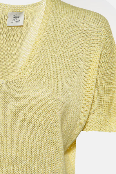 Pull à col en V jaune de Terra di Siena, en maille fine ajourée, en gros plan.