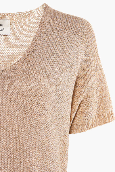 Pull à col en V doré de Terra di Siena, en maille texturée brillante, coupe décontractée.