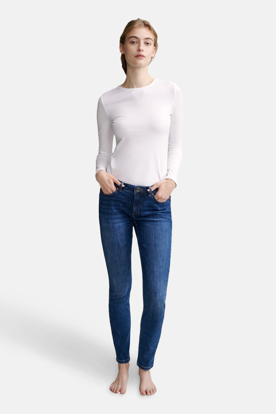 Jean skinny bleu moyen de OPUS, porté avec un t-shirt blanc à manches longues.