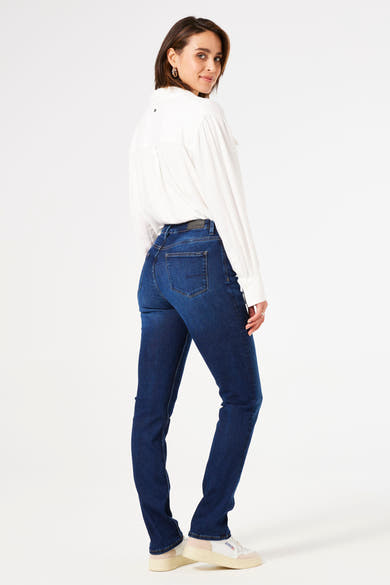 Jean droit bleu foncé de GARCIA, porté avec une chemise blanche à manches longues.