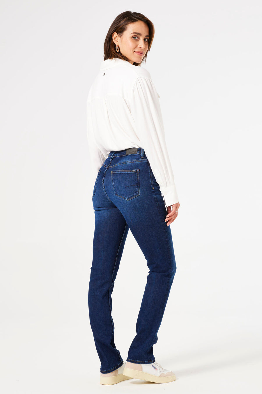 Jean droit bleu foncé de GARCIA, porté avec une chemise blanche à manches longues.