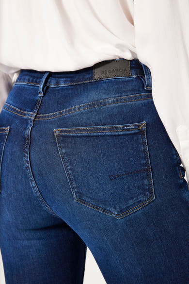 Jean droit bleu foncé de GARCIA, avec poche arrière carrée et passants de ceinture.