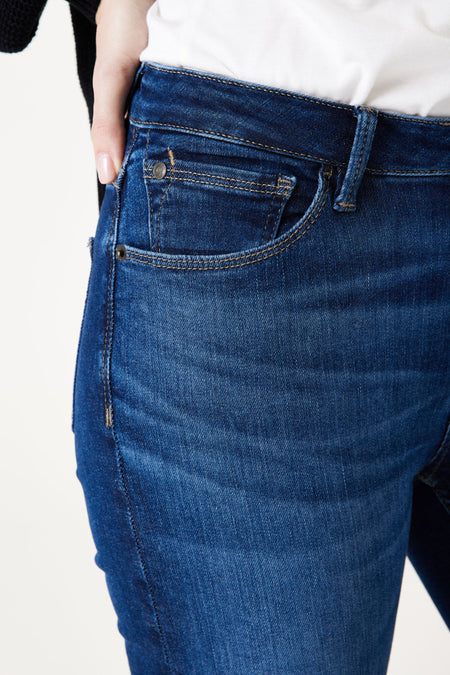 Rechte jeans van donkerblauw denim van GARCIA, met een muntzakje en contrasterende stiksels.