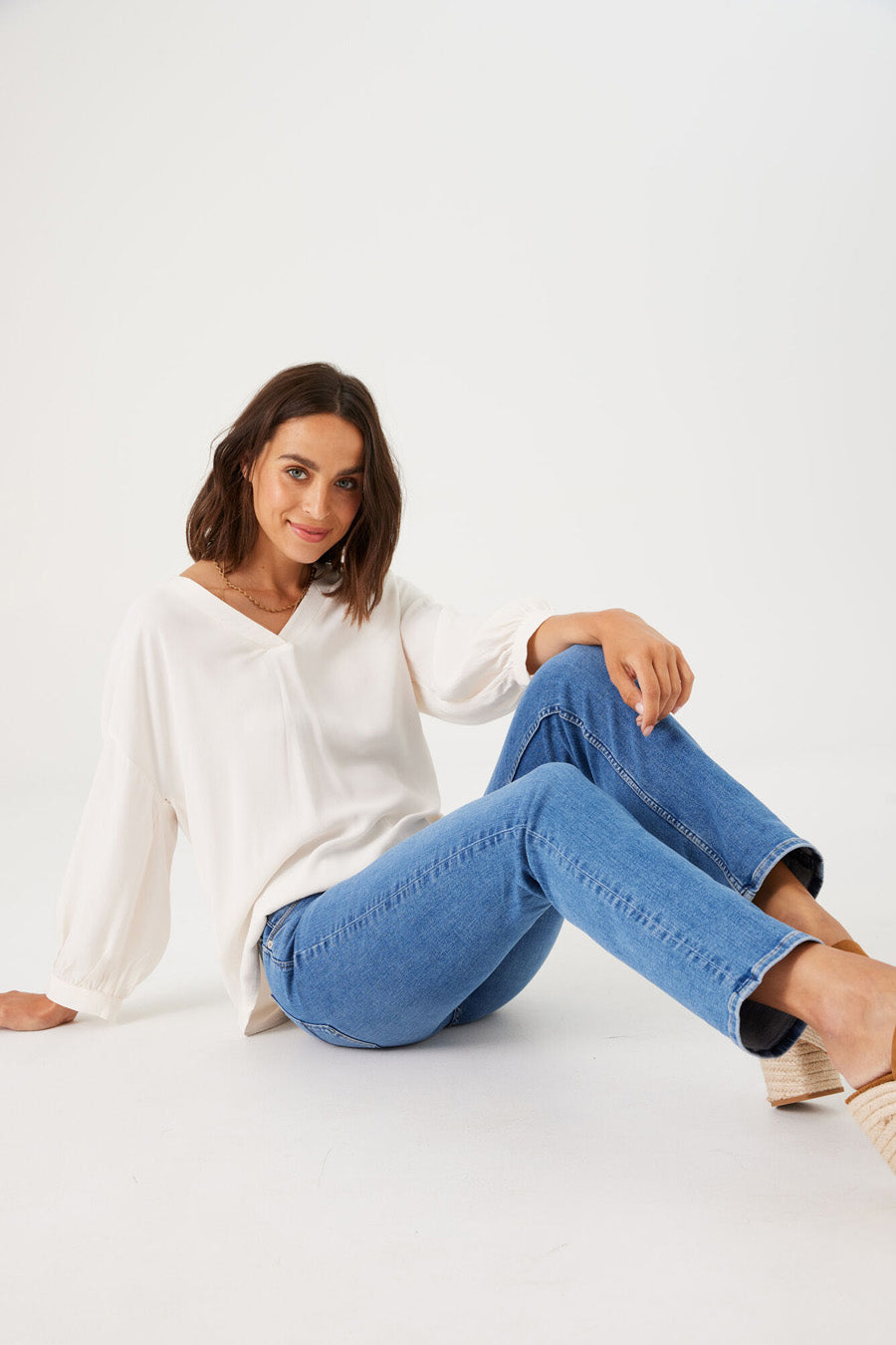 Garcia middellange blauwe rechte jeans met kenmerkende voorzak en zichtbare stikseldetails.