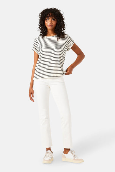 Rechte witte denim jeans van GARCIA, gedragen met een gestreept T-shirt en sneakers.