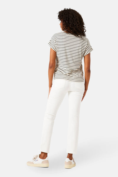 Rechte witte denim jeans van GARCIA, gedragen met een gestreept T-shirt en sneakers.