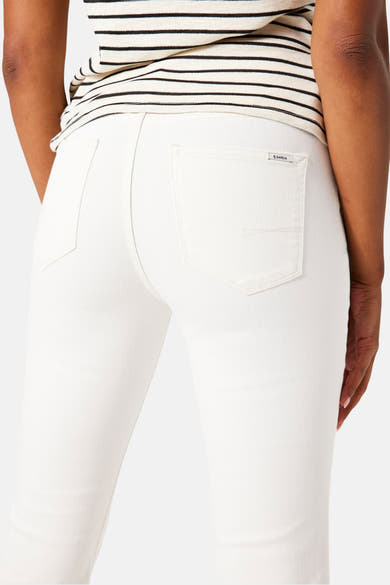 Jean droit en denim blanc de GARCIA, avec poches arrière et détail subtil de couture.