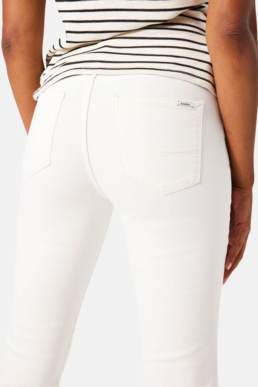 Jean droit en denim blanc de GARCIA, avec poches arrière et détail subtil de couture.