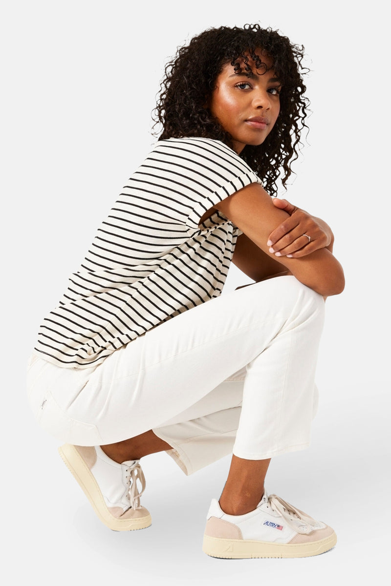 Rechte witte denim jeans van GARCIA, gedragen met een gestreept T-shirt en sneakers.
