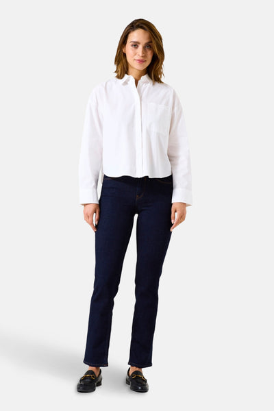 Jean droit bleu foncé de GARCIA, porté avec une chemise blanche et des mocassins noirs.