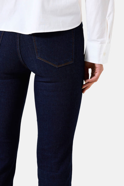 Jean droit bleu foncé de GARCIA, avec poche arrière, porté avec une chemise blanche.