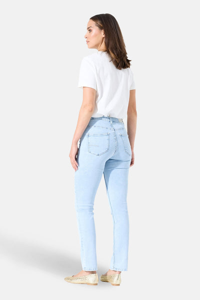 Lichtblauwe rechte jeans van GARCIA, gedragen met een wit T-shirt en gouden ballerina's.