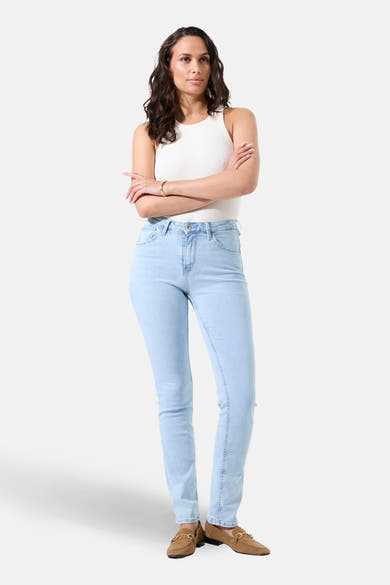 Jean droit en denim bleu clair de GARCIA, porté avec un débardeur blanc et des mocassins marron.
