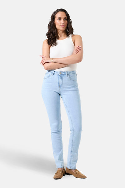 Rechte lichtblauwe spijkerbroek van GARCIA, gedragen met een witte tanktop en bruine loafers.