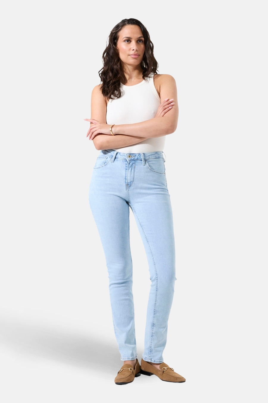 Jean droit en denim bleu clair de GARCIA, porté avec un débardeur blanc et des mocassins marron.