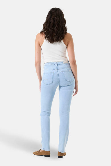 Jean droit en denim bleu clair de GARCIA, vue de dos avec un haut blanc.