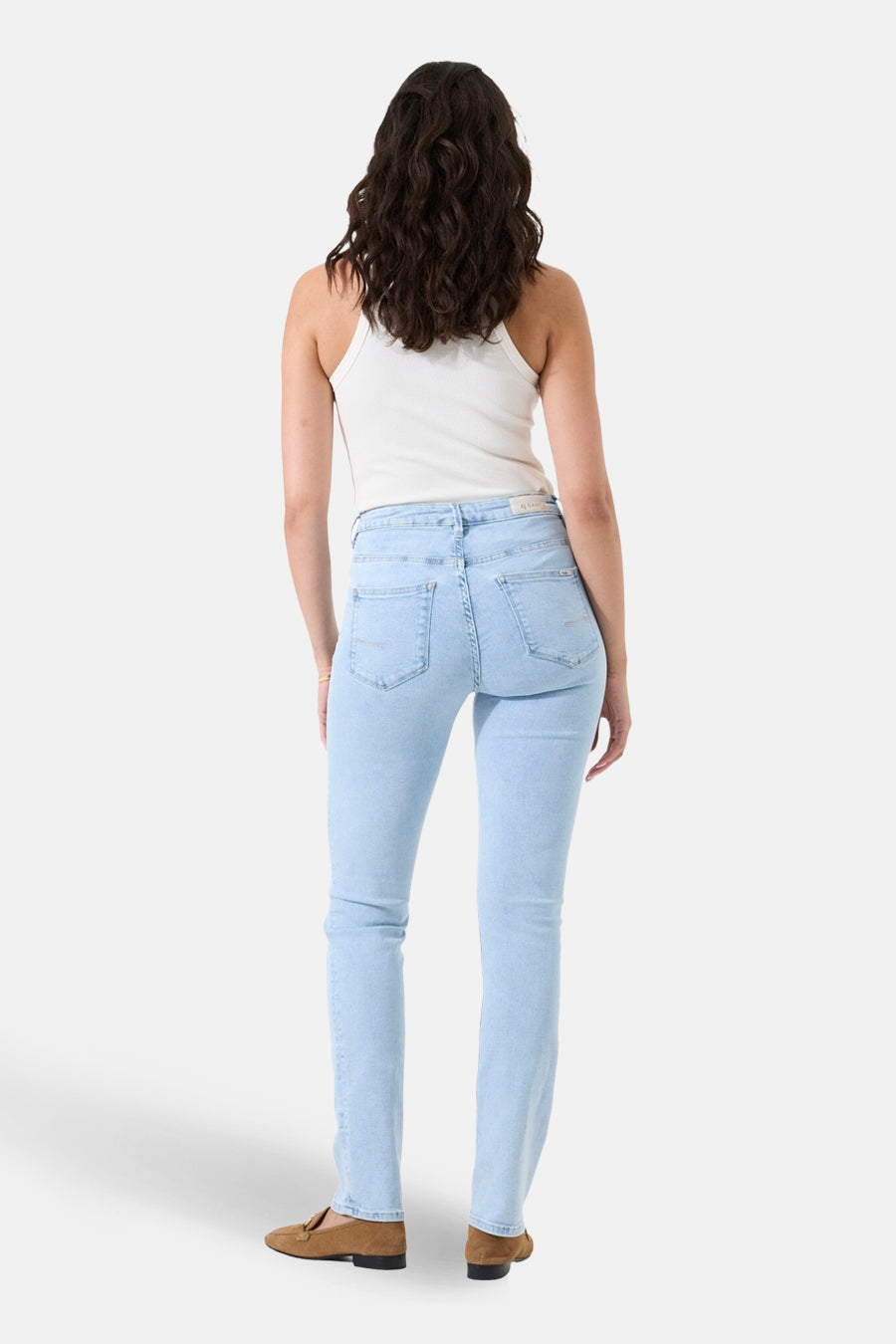 Jean droit en denim bleu clair de GARCIA, vue de dos avec un haut blanc.