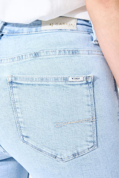 Jean droit en denim bleu clair de GARCIA, avec poche arrière et étiquette de la marque.