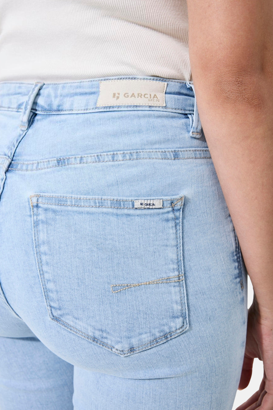 Jean droit en denim bleu clair de Garcia, avec poche arrière et étiquette de marque à la taille.