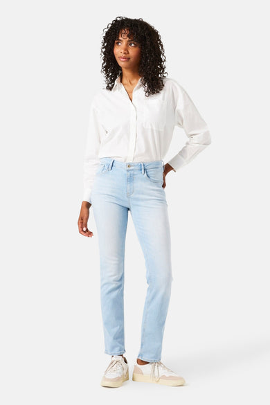Jean in lichte blauwe denim van GARCIA, gedragen met een witte shirt en sneakers.
