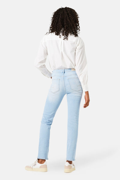 Jean in lichte blauwe denim van GARCIA, rugzijde, gedragen met een witte shirt en creme sneakers.