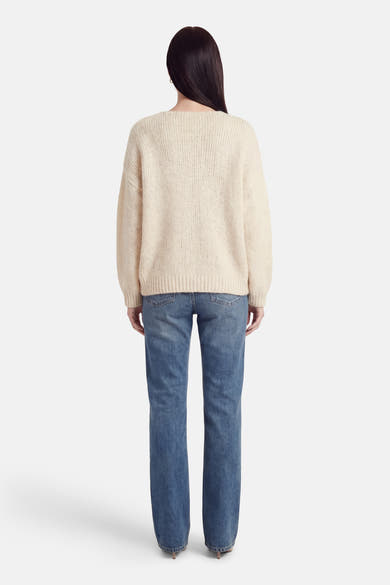 Ecru V-hals trui van Terra di Siena, gedragen met een casual blauwe jeans, achtergezicht.
