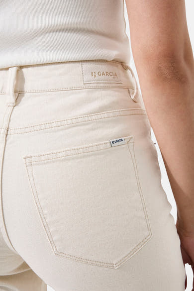Jean large en denim blanc cassé de GARCIA, avec poche arrière et détails de couture ton sur ton.
