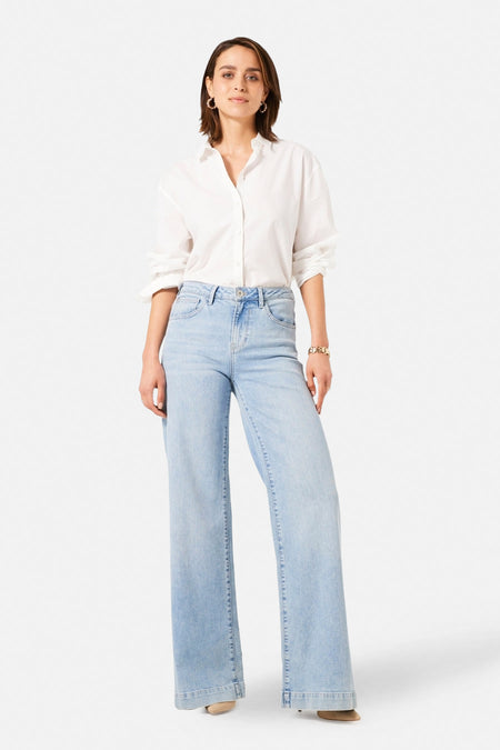 Jean large en denim bleu clair de GARCIA, porté avec une chemise blanche classique.