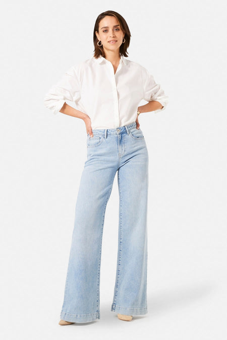 Jean large en denim bleu clair de GARCIA, porté avec une chemise blanche à manches longues.
